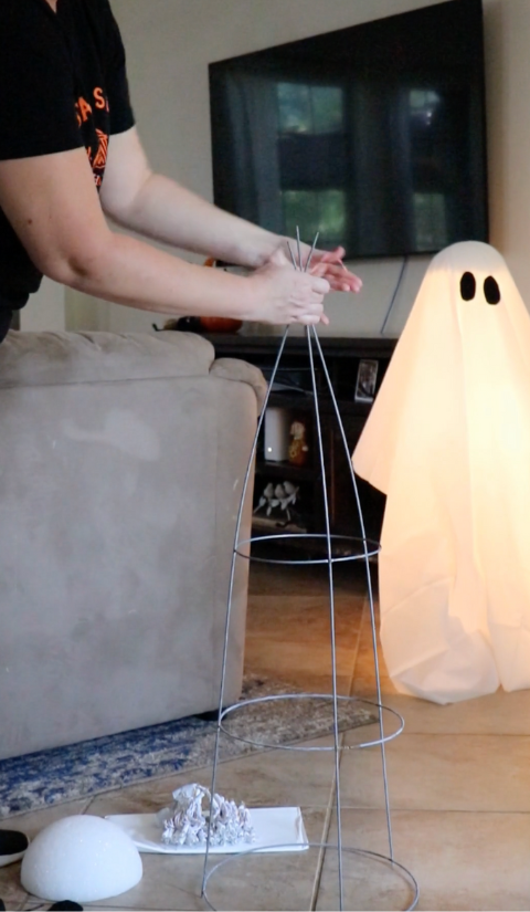 making tomato cage ghosts